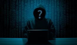 黑客帮忙追款联系方式转钱给自己靠谱吗？警惕二次诈骗与法律风险，正规渠道追回资金指南