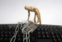 24小时接单黑客QQ联系方式揭秘：数据恢复与网络安全风险全解析