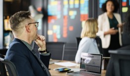 黑客24小时在线接单平台免费是真的吗？揭秘风险与正规替代方案