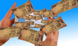 黑客帮忙追款联系方式转钱给自己靠谱吗？警惕二次诈骗与法律风险，正规渠道追回资金指南