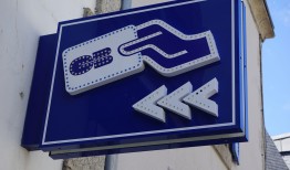 找黑客定位对方的位置多少钱？合法替代方案与风险警示