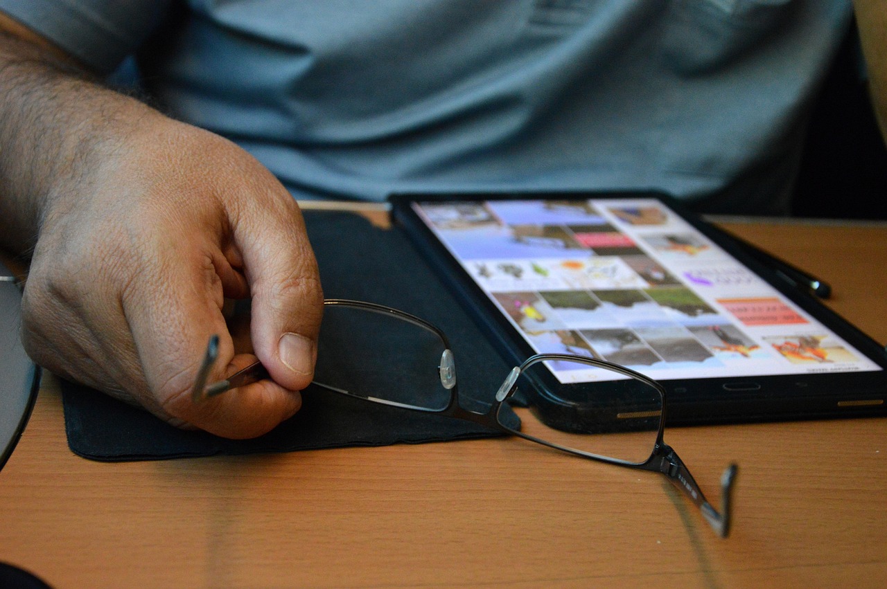 100%必破qq密码软件真的存在吗？揭秘背后的风险与合法找回方法